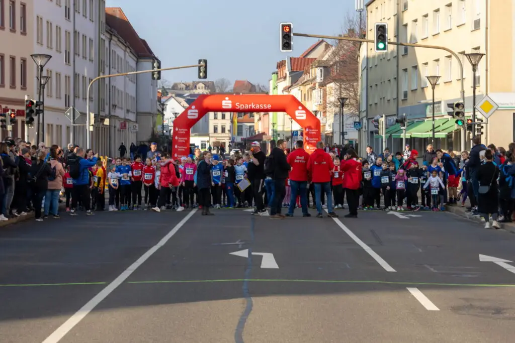 Das große Starterfeld setzt sich beim Mazdalauf Eilenburg in Bewegung