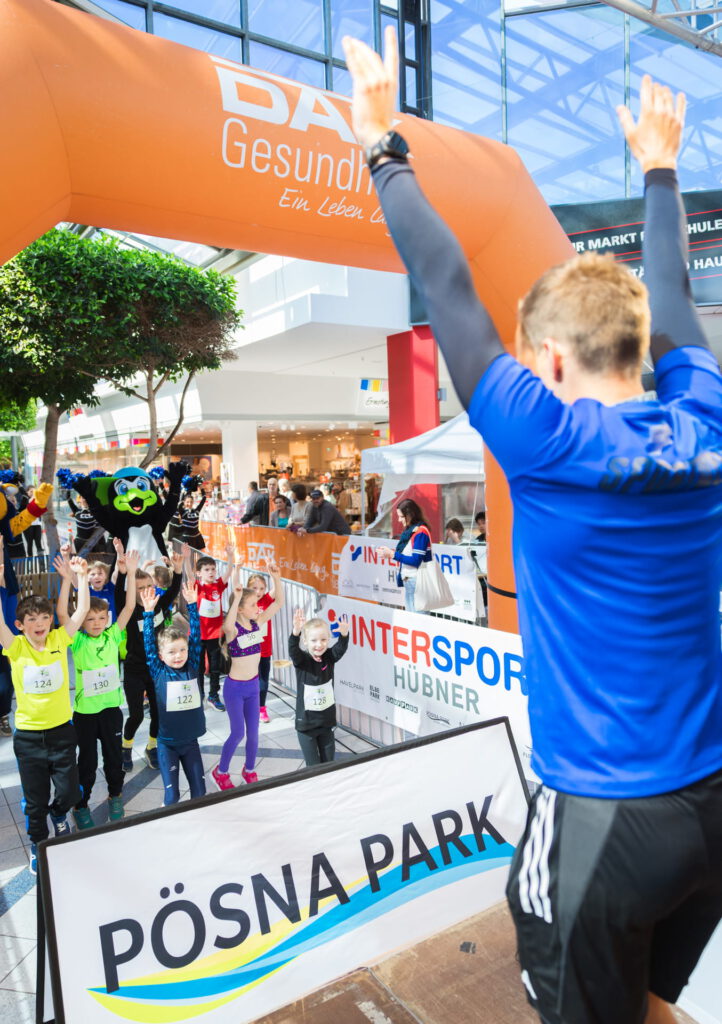 KInder erwärmen sich vor dem Lauf